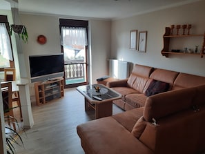 A living room with a sofa, TV, and a coffee table. - Apartment 'Börner' with Mountain View and Wi-Fi (Frauenstein)