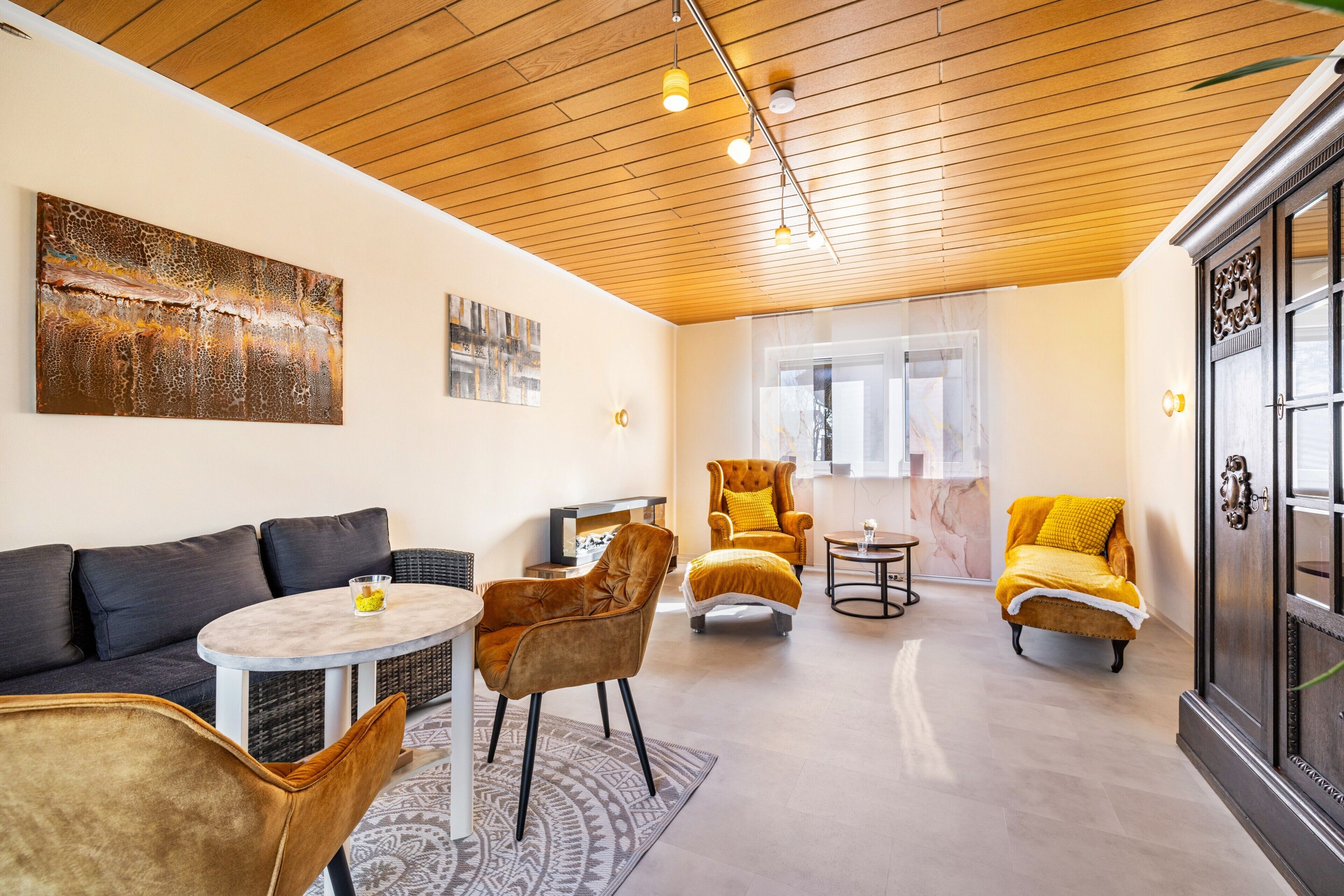 Una televisión, un reproductor estéreo