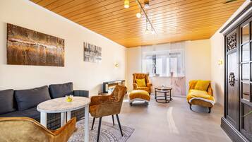 Una televisión, un reproductor estéreo