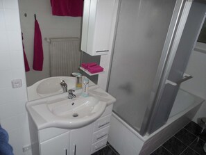 Shower, hair dryer, towels - Holiday Apartment 'Braun' with Mountain View and Wi-Fi (Lindau)