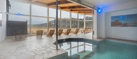 Una piscina cubierta, una piscina climatizada