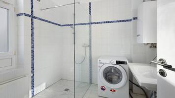 Dusche, Haartrockner, Handtücher