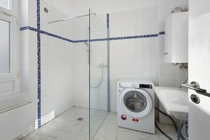 Shower, hair dryer, towels - Studio 'Mit 1 Schlafzimmer 2' with Wi-Fi (Lübeck)