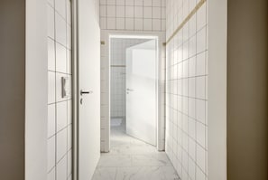Bruser, hårtørrer, håndklæder