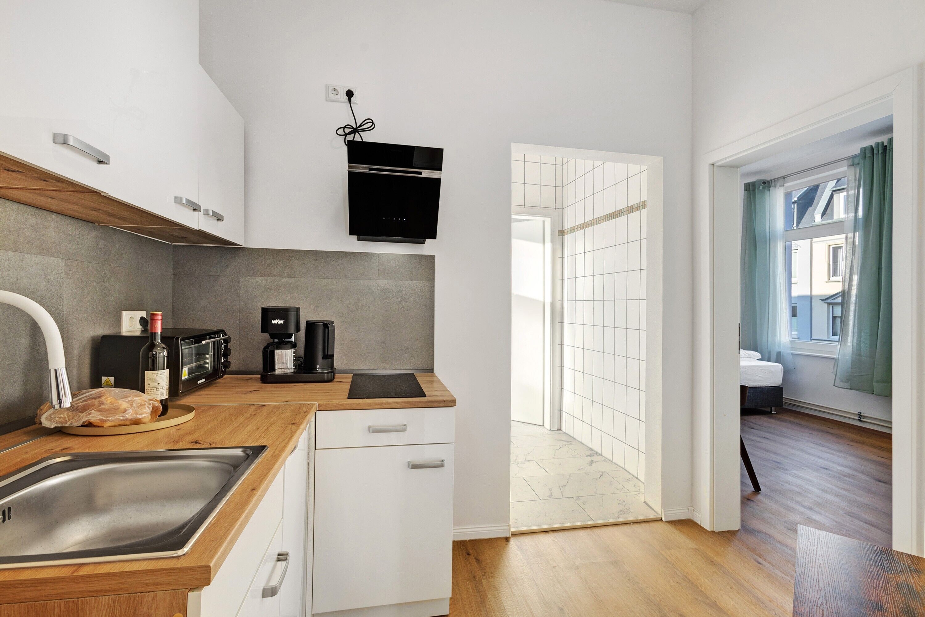 Réfrigérateur, four à micro-ondes, un four, surface de cuisson