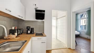 Réfrigérateur, four à micro-ondes, un four, surface de cuisson