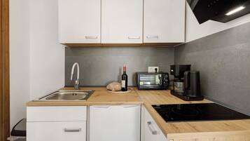 Kühlschrank, Mikrowelle, Ofen, Herdplatte