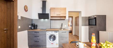 Kühlschrank, Mikrowelle, Ofen, Herdplatte