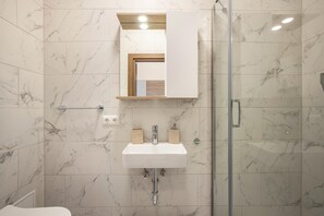 Douche, sèche-cheveux, serviettes fournies