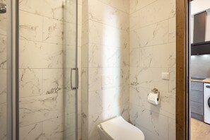 Douche, sèche-cheveux, serviettes fournies