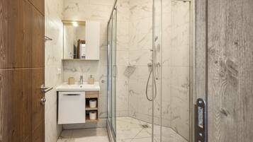 Dusche, Haartrockner, Handtücher
