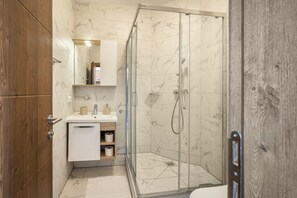 Douche, sèche-cheveux, serviettes fournies