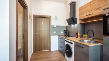 Kühlschrank, Mikrowelle, Ofen, Herdplatte