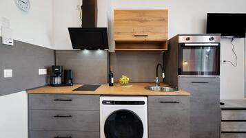 Kjøleskap, mikrobølgeovn, ovn og kokeplater