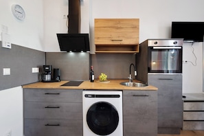Réfrigérateur, micro-ondes, four, plaque de cuisson