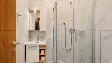 Dusche, Haartrockner, Handtücher