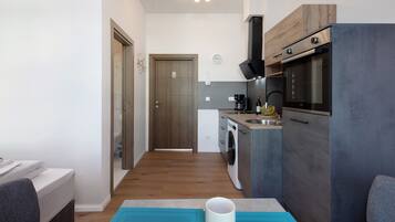 Kjøleskap, mikrobølgeovn, ovn og kokeplater