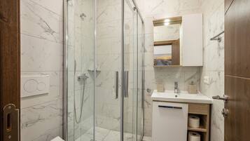 Dusche, Haartrockner, Handtücher