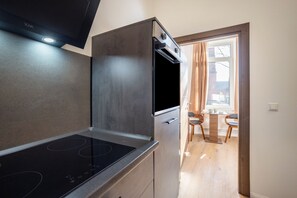 Réfrigérateur, four à micro-ondes, un four, surface de cuisson