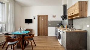 Kaffetrakter/tekoker, kjøleskap, mikrobølgeovn og ovn