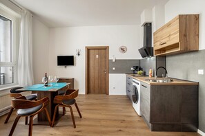 Een koelkast, een magnetron, een oven, een kookplaat