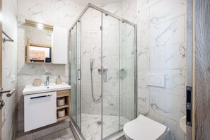 Shower, hair dryer, towels - Studio Apartment '-Apartment' with Wi-Fi (Lübeck)