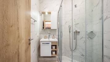 Dusche, Haartrockner, Handtücher