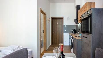 Kühlschrank, Mikrowelle, Ofen, Herdplatte