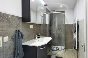 Shower, hair dryer, towels - Holiday Home 'Ferienhaus' with Private Terrace, Private Garden and Wi-Fi (Zernitz-Lohm)