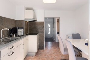 Køleskab, mikrobølgeovn, ovn, kogeplade