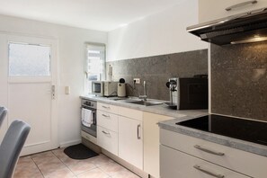 Réfrigérateur, four à micro-ondes, un four, surface de cuisson
