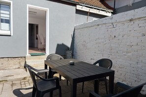 Outdoor dining - Holiday Home 'Ferienhaus' with Private Terrace, Private Garden and Wi-Fi (Zernitz-Lohm)