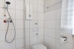 Shower, hair dryer, towels - Studio '30 sqm' with Wi-Fi in Historic Four-Sided Farmhouse (Friedewald)