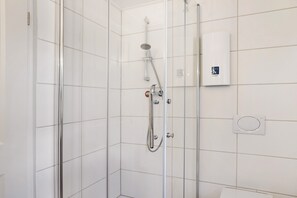 Shower, hair dryer, towels - Studio '30 sqm' with Wi-Fi in Historic Four-Sided Farmhouse (Friedewald)