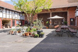 Outdoor dining - Studio '30 sqm' with Wi-Fi in Historic Four-Sided Farmhouse (Friedewald)
