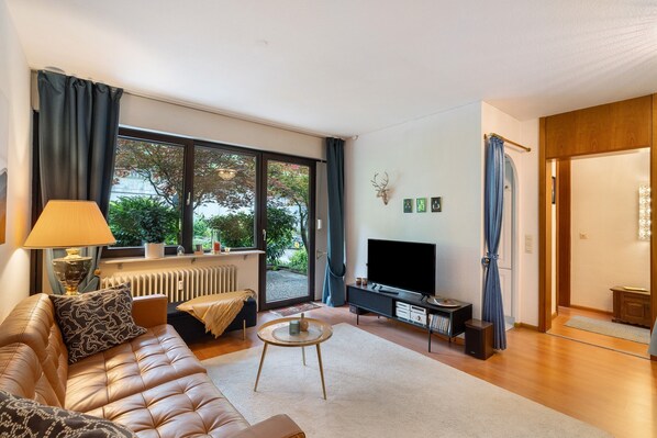 Fernseher, DVD-Player, Tischtennisplatte, Stereoanlage