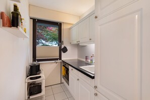 Fridge, oven, stovetop, coffee/tea maker