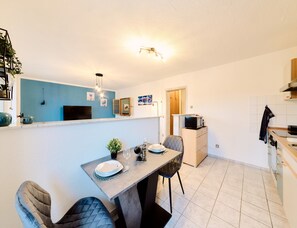 Dining - Apartment 'Blue Design - Quiet - Workplace' with Balcony and Wi-Fi (Wuppertal)
