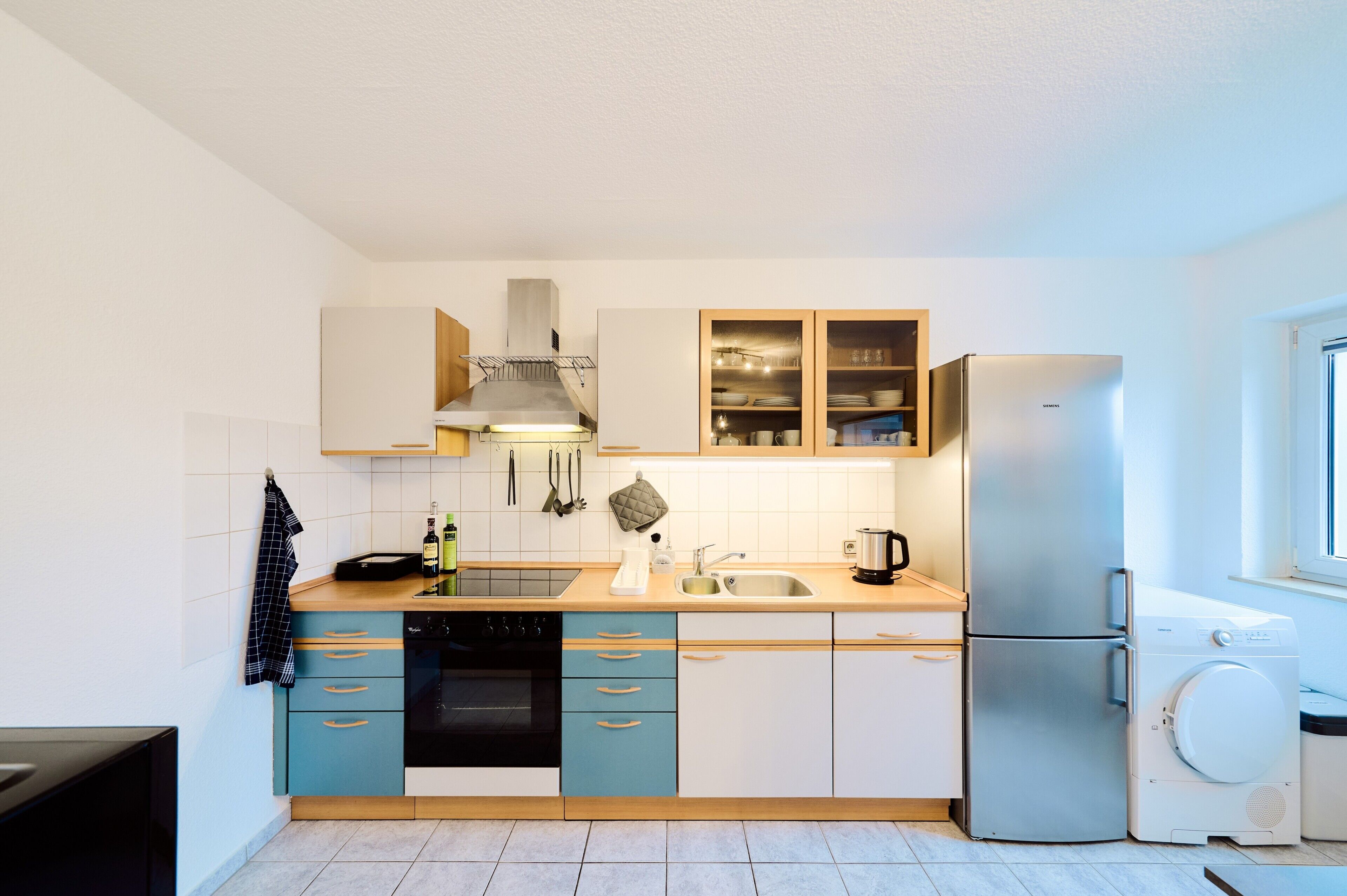 Frigorífico, microondas, horno y placa de cocina