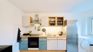 Frigorífico, microondas, horno y placa de cocina