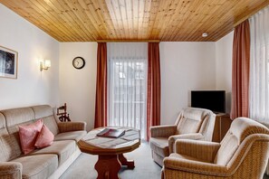 TV, stereo - Apartment '3' with Mountain View, Shared Garden and Wi-Fi (Hinterzarten)