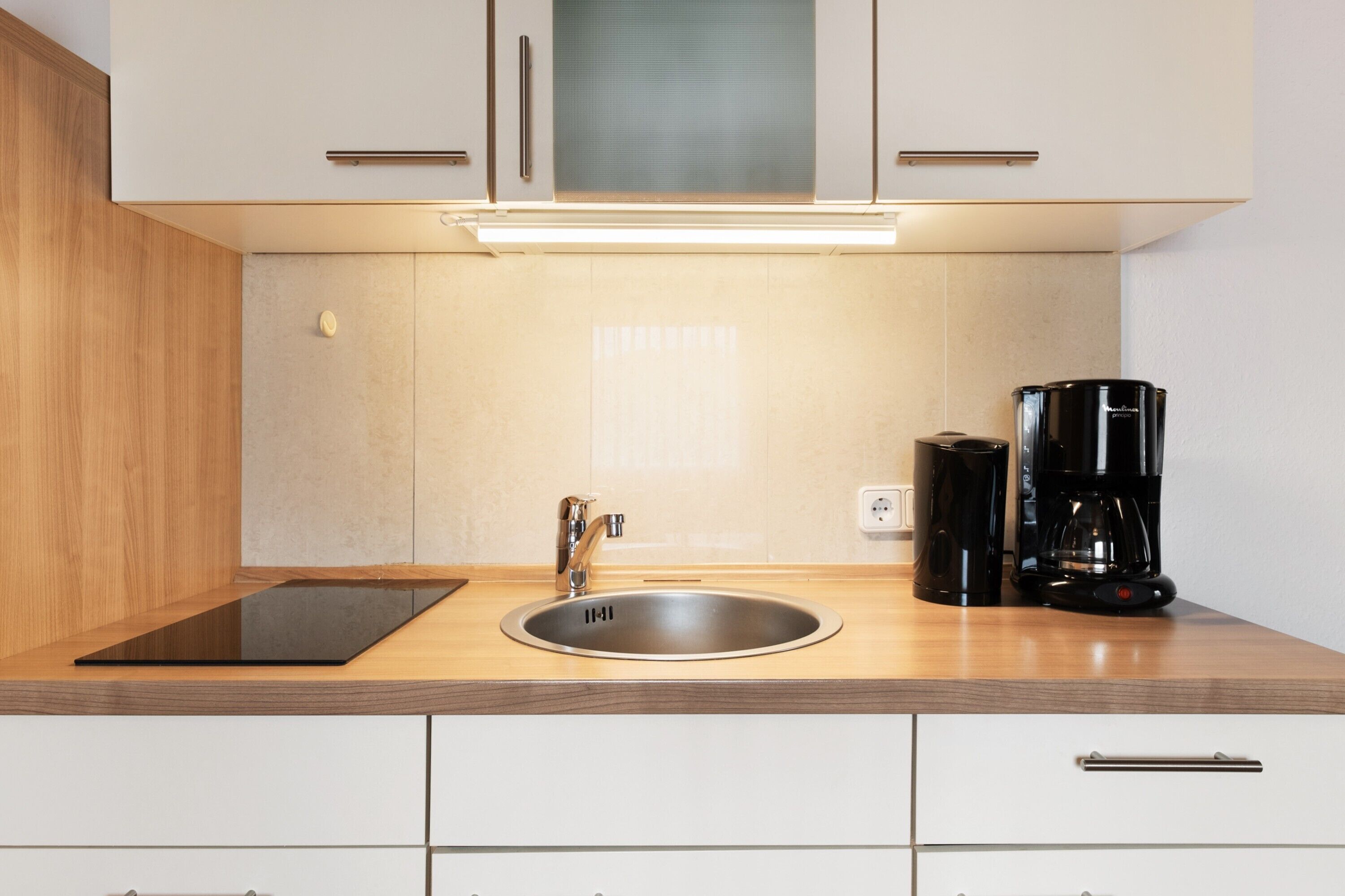 Kühlschrank, Herdplatte, Wasserkocher mit Kaffee-/Teezubehör