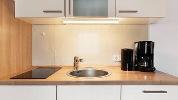 Kühlschrank, Herdplatte, Wasserkocher mit Kaffee-/Teezubehör