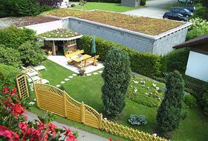 Property grounds - Apartment '1' with Mountain View, Shared Garden and Wi-Fi (Hinterzarten)