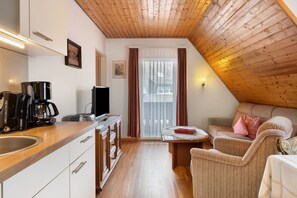 TV, stereo - Apartment '1' with Mountain View, Shared Garden and Wi-Fi (Hinterzarten)