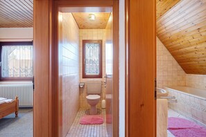 Dusj, hårføner og håndklær