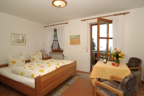 1 bedroom, free WiFi, bed sheets - Room 'Doppelzimmer - Balkon Und Seeblick' with Shared Garden, Balcony and Wi-Fi (Wasserburg (Bodensee))