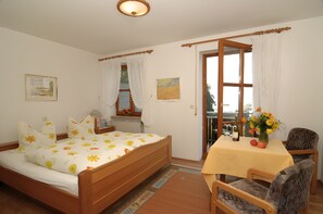1 bedroom, free WiFi, bed sheets - Room 'Doppelzimmer - Balkon Und Seeblick' with Shared Garden, Balcony and Wi-Fi (Wasserburg (Bodensee))