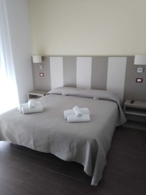 Kamar Double atau Twin Superior | Brankas dan meja kerja