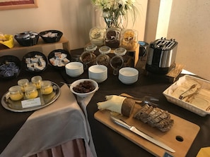 Sudah termasuk sarapan prasmanan setiap hari